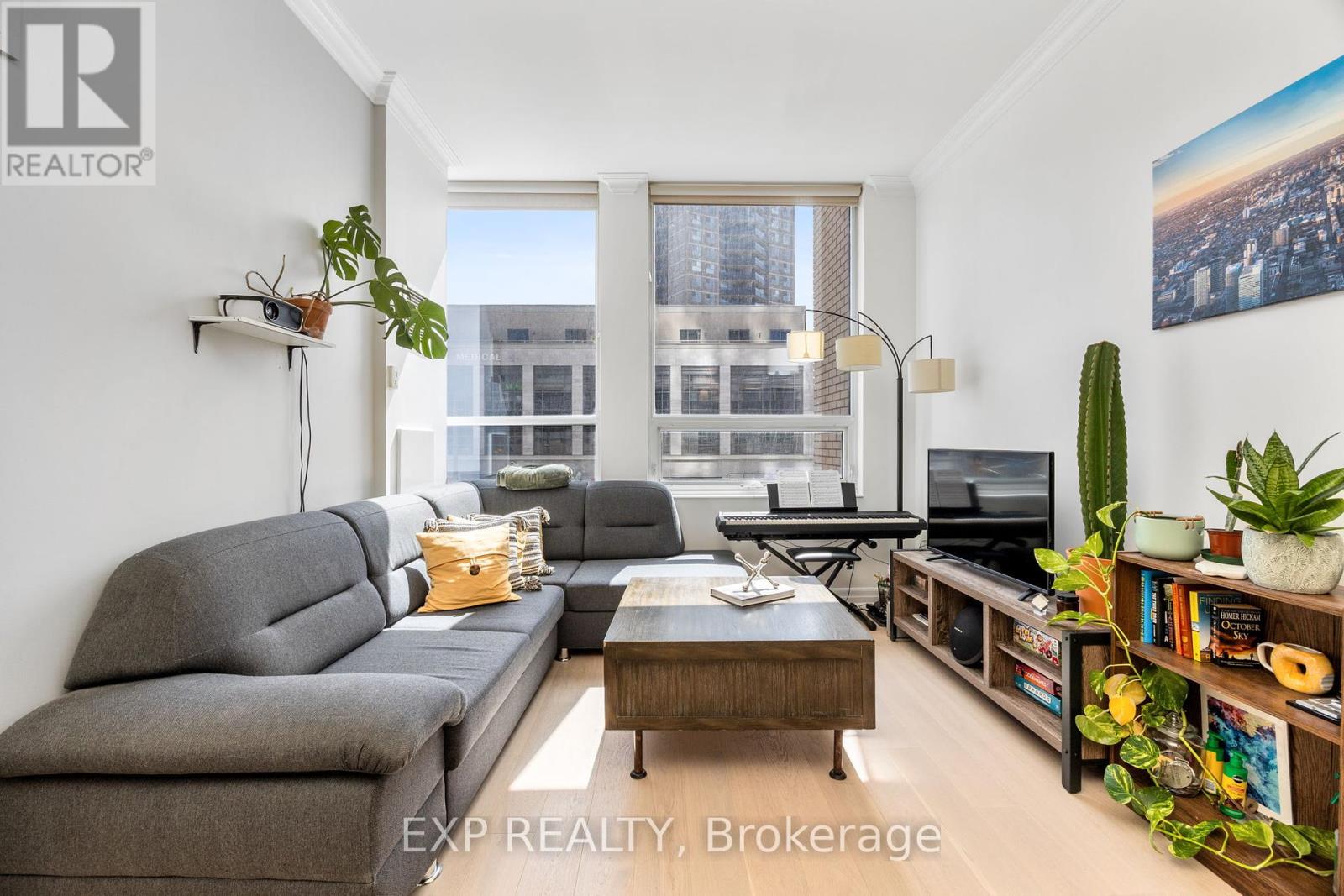 210 - 500 St Clair Avenue W, Toronto (Humewood-Cedarvale), Ontario  M6C 1A8 - Photo 5 - C12270410