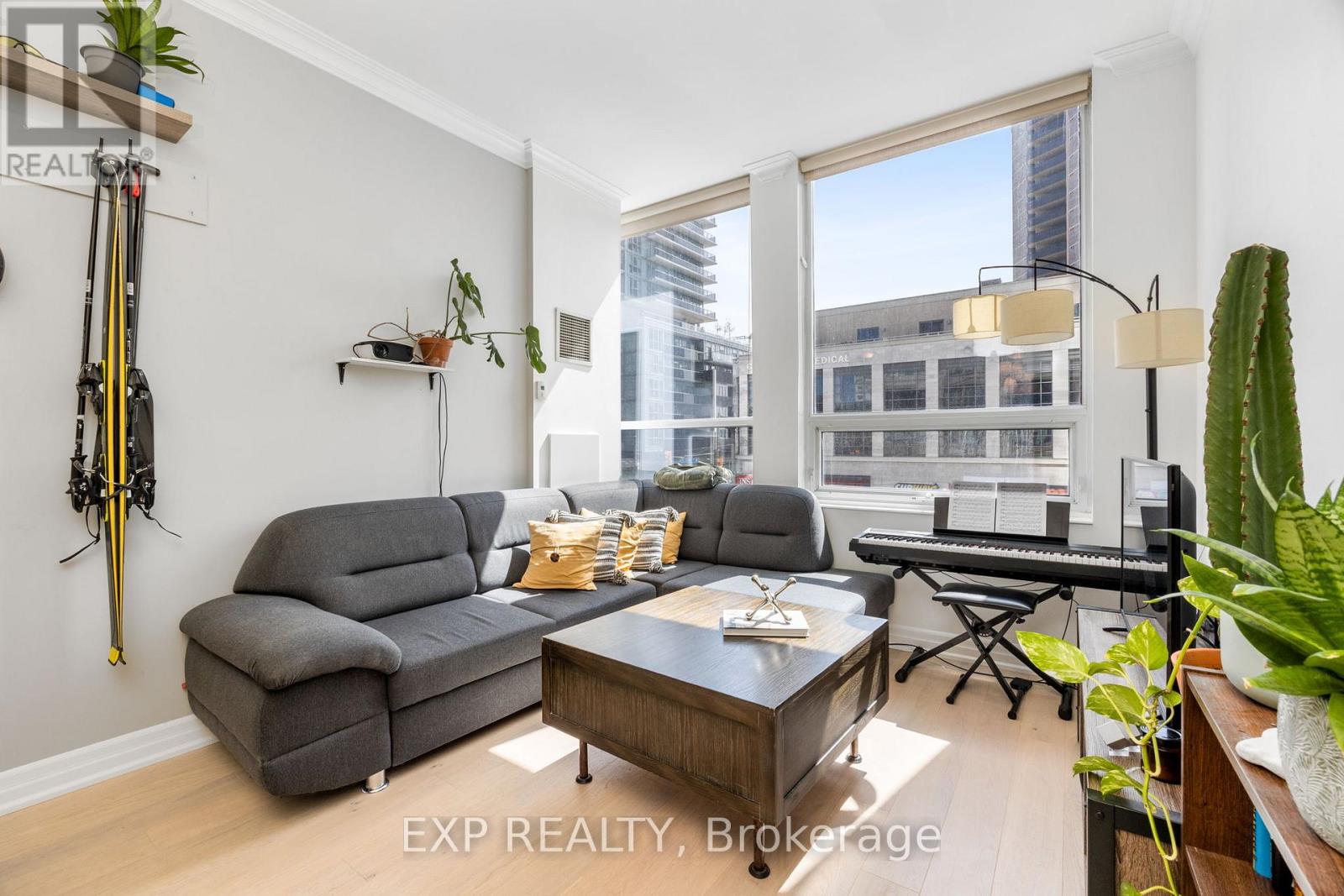 210 - 500 St Clair Avenue W, Toronto (Humewood-Cedarvale), Ontario  M6C 1A8 - Photo 6 - C12270410