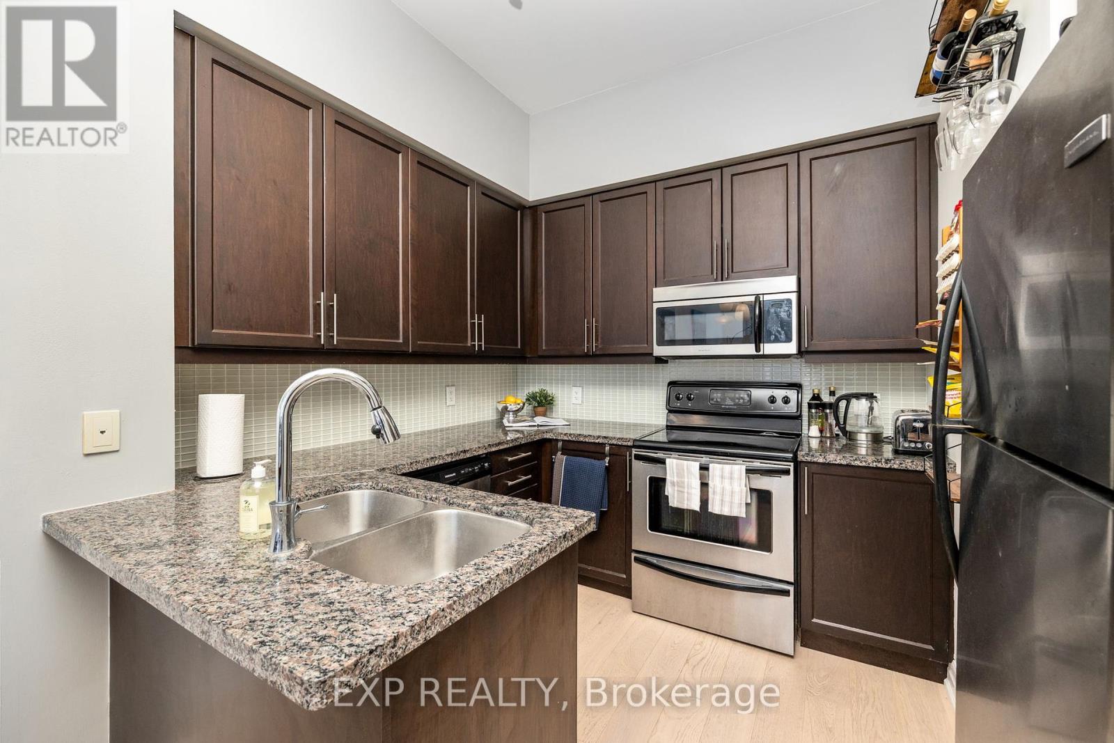 210 - 500 St Clair Avenue W, Toronto (Humewood-Cedarvale), Ontario  M6C 1A8 - Photo 7 - C12270410