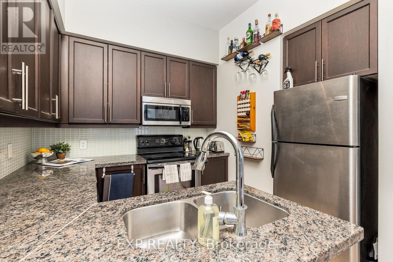 210 - 500 St Clair Avenue W, Toronto (Humewood-Cedarvale), Ontario  M6C 1A8 - Photo 8 - C12270410