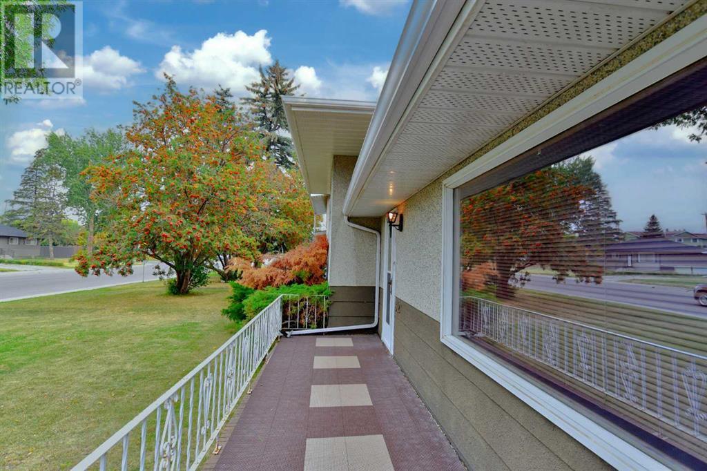 Property at 812 47 Street SE image 4