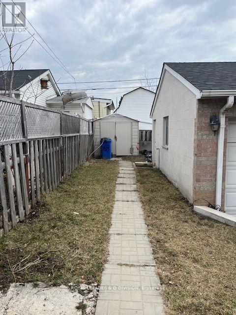 Upper - 169 Chambers Avenue, Toronto, Ontario  M6N 3M5 - Photo 23 - W12270605