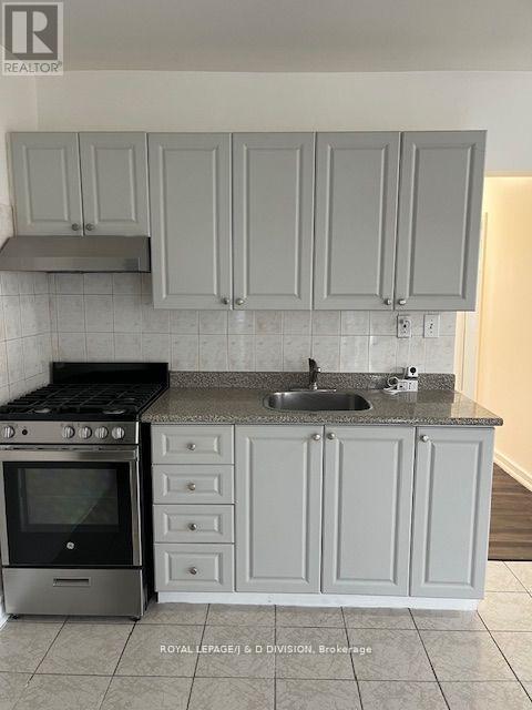 Upper - 169 Chambers Avenue, Toronto, Ontario  M6N 3M5 - Photo 4 - W12270605