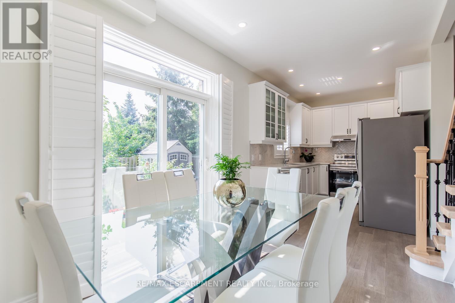 109 Peachwood Crescent, Hamilton (Stoney Creek), Ontario  L8E 5Z7 - Photo 10 - X12270549