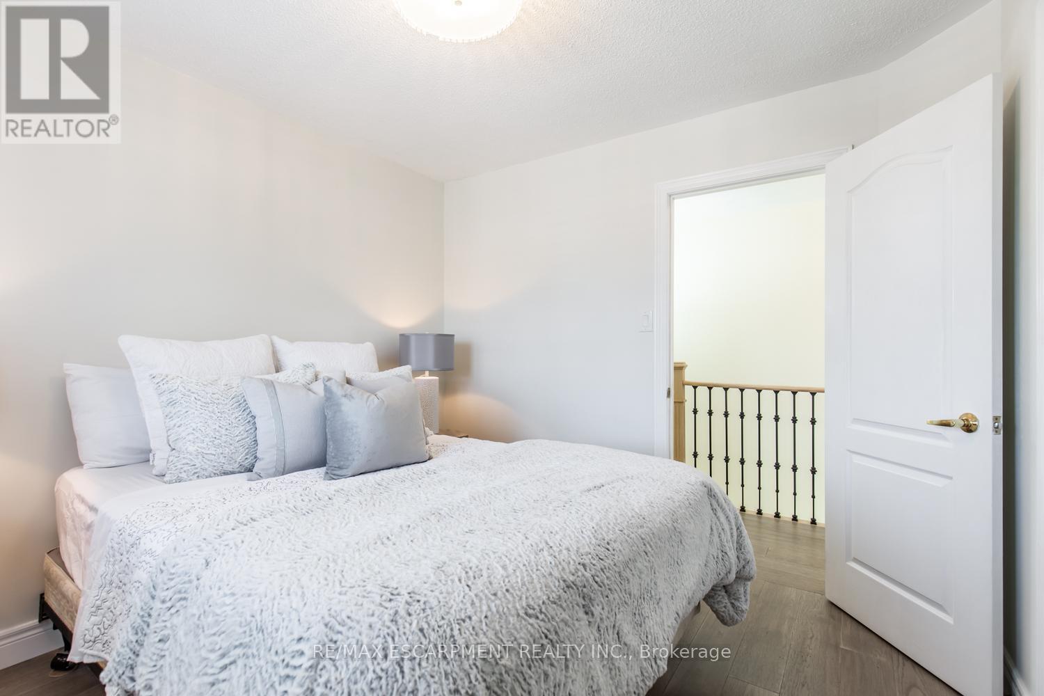109 Peachwood Crescent, Hamilton (Stoney Creek), Ontario  L8E 5Z7 - Photo 16 - X12270549