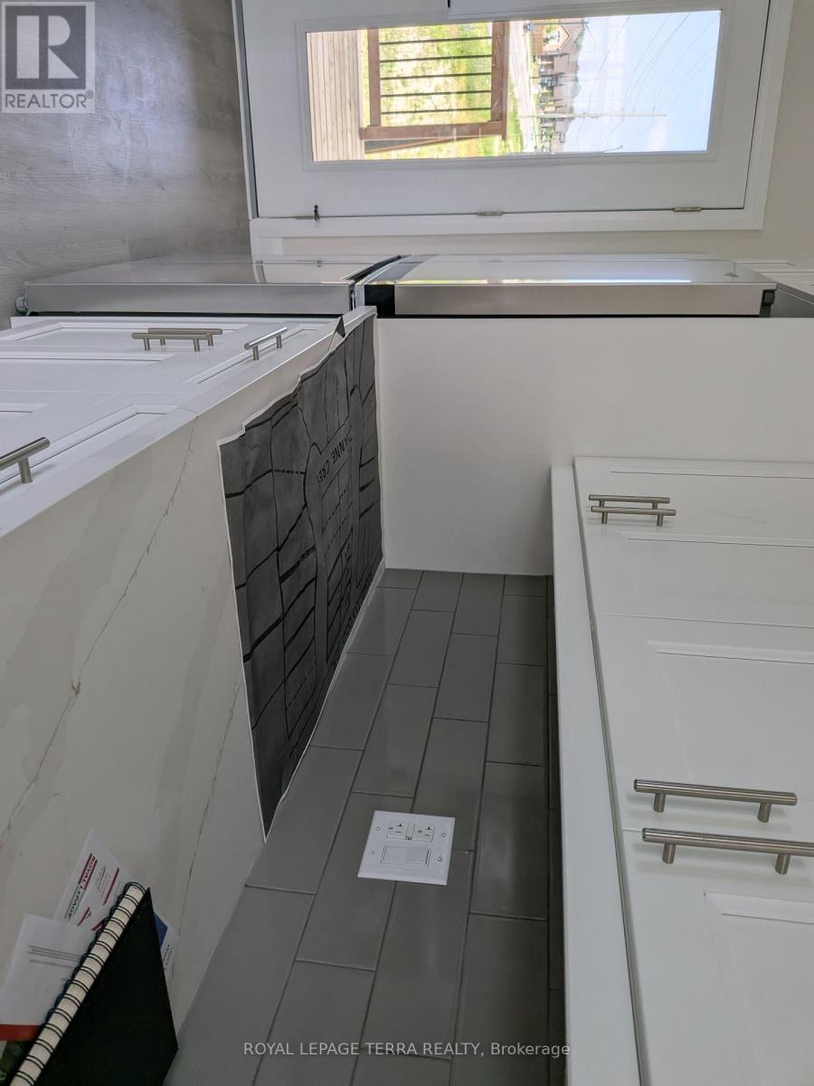 Property at 2 JOANNE CRESCENT N image 5