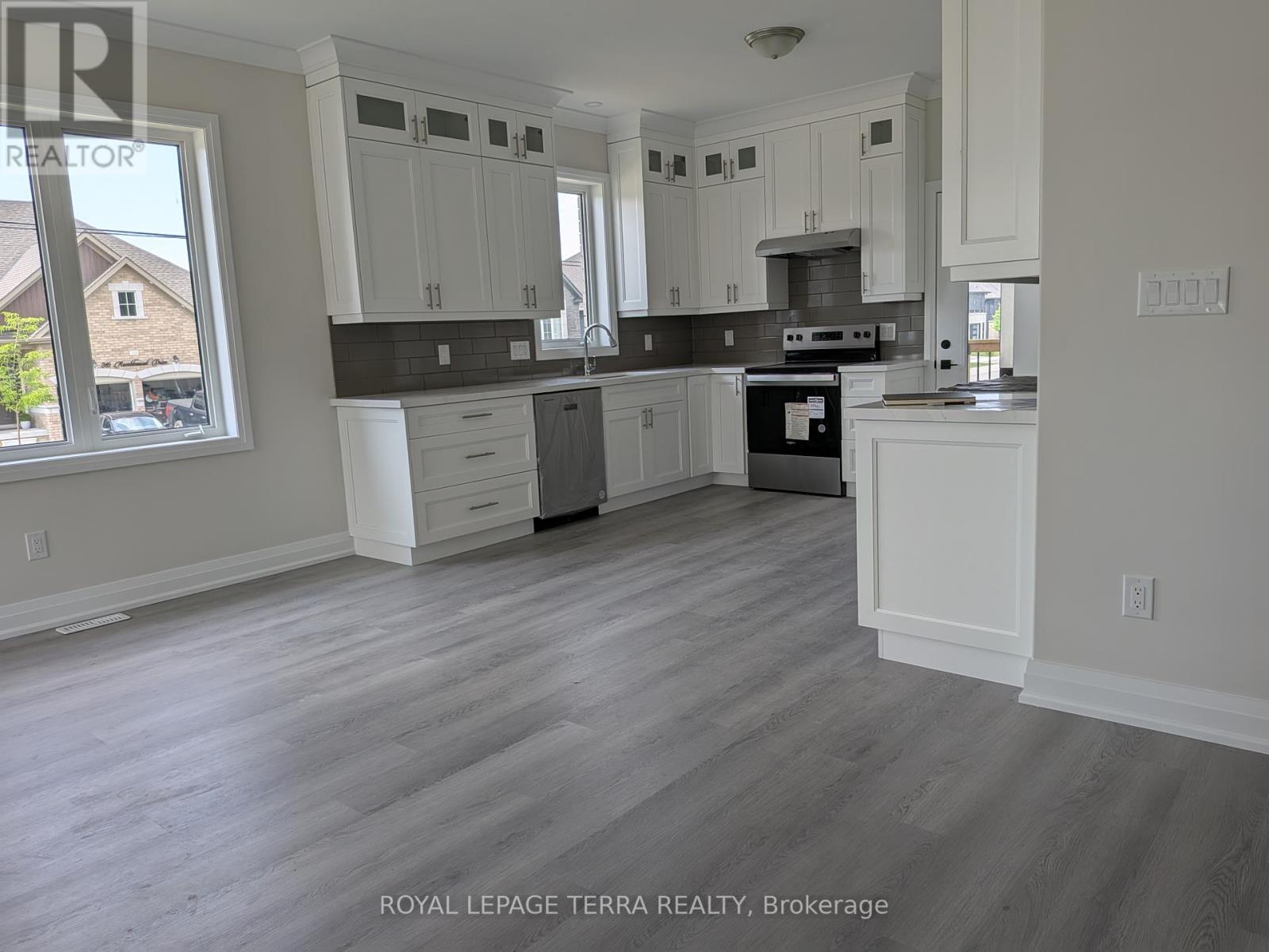 Property at 2 JOANNE CRESCENT N image 4