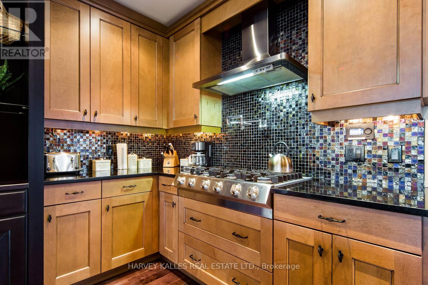 241 St Clair Avenue W, Toronto, Ontario  M4V 1R3 - Photo 14 - C12270801