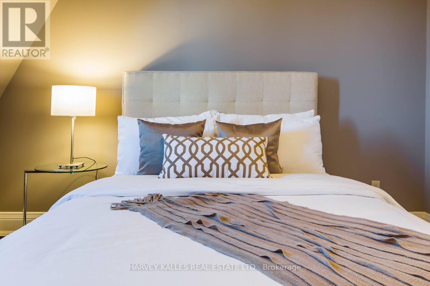241 St Clair Avenue W, Toronto, Ontario  M4V 1R3 - Photo 21 - C12270801