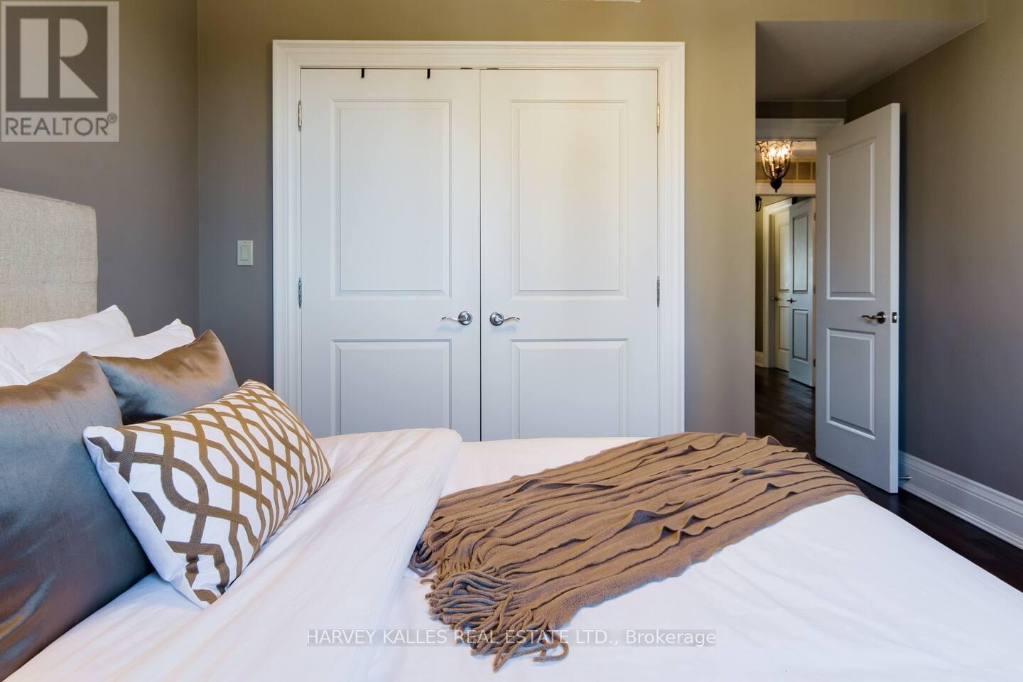 241 St Clair Avenue W, Toronto, Ontario  M4V 1R3 - Photo 22 - C12270801