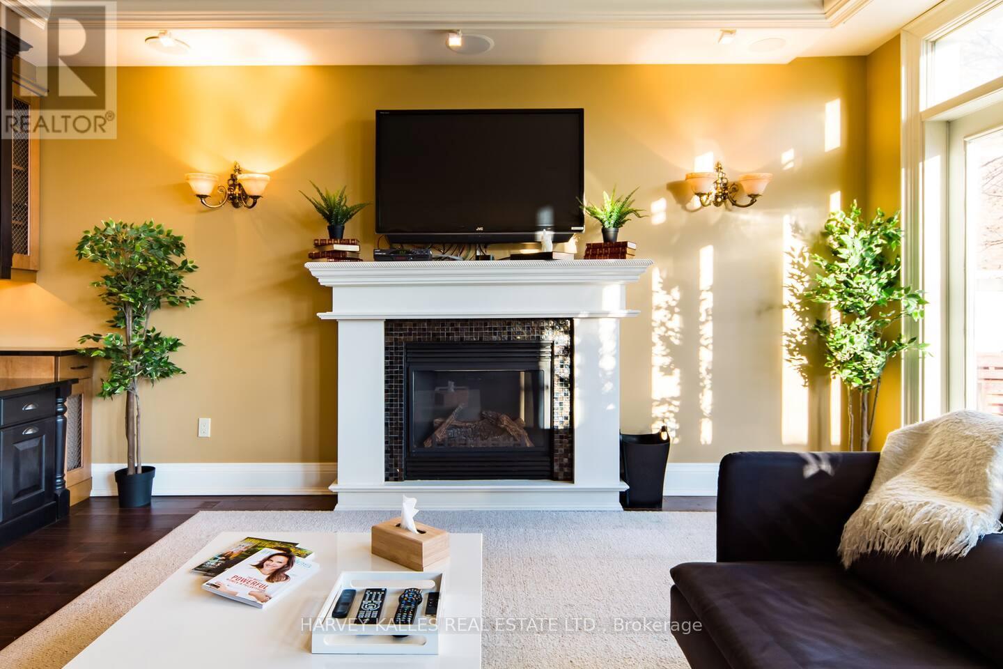 241 St Clair Avenue W, Toronto, Ontario  M4V 1R3 - Photo 5 - C12270801