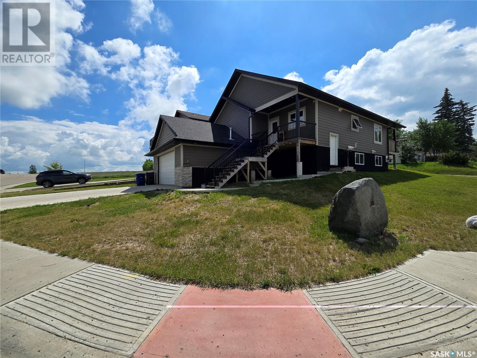 601 Confederation Drive, Weyburn, Saskatchewan  S4H 3R1 - Photo 2 - SK011945
