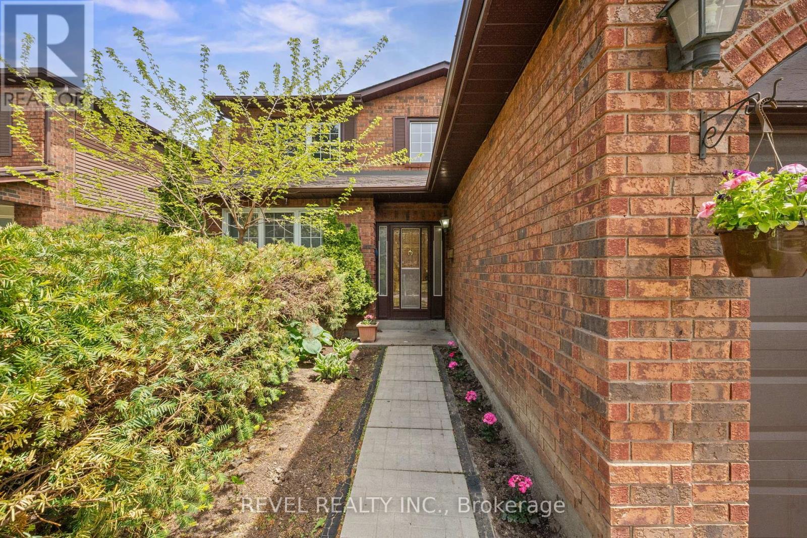 Property at 12 ROBINSON CRESCENT image 3