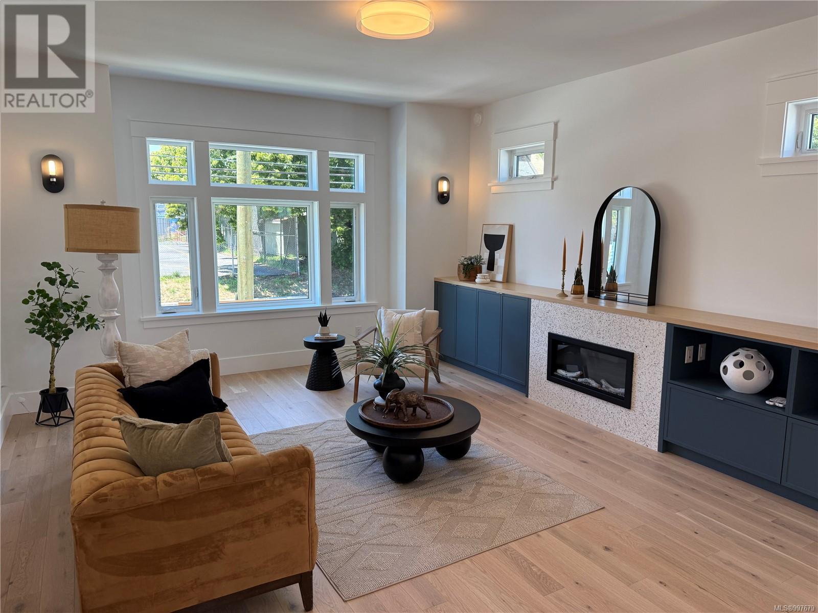 Property at 3 1915 Fernwood Rd image 1