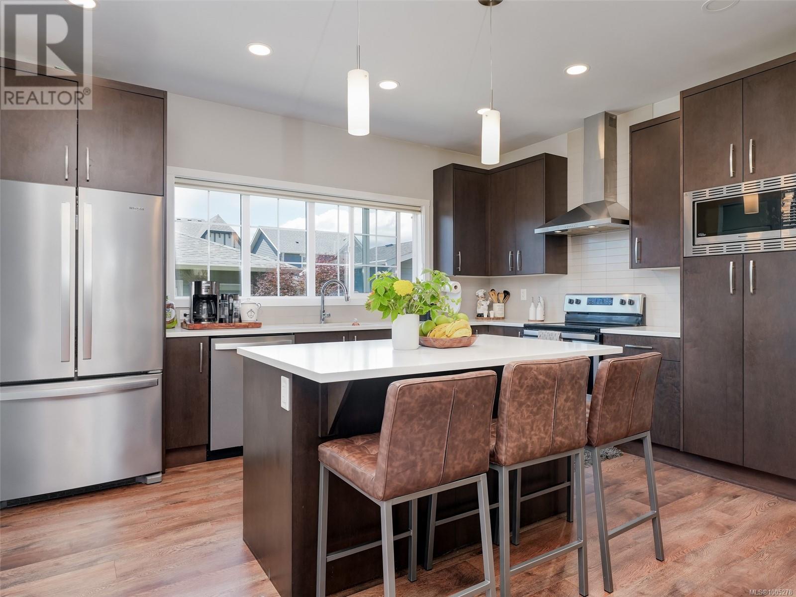 Property at 3380 Curlew St image 2
