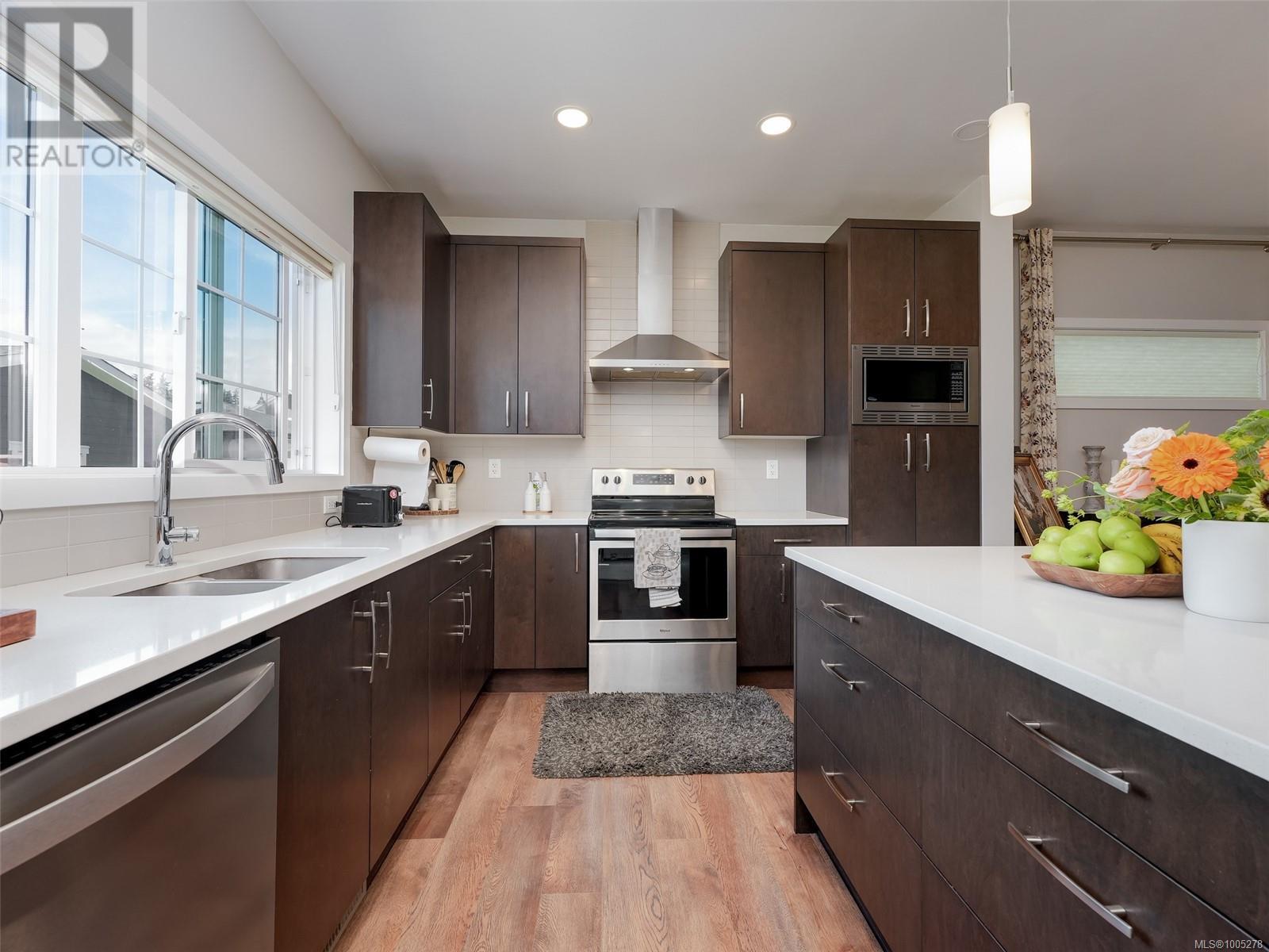 Property at 3380 Curlew St image 4