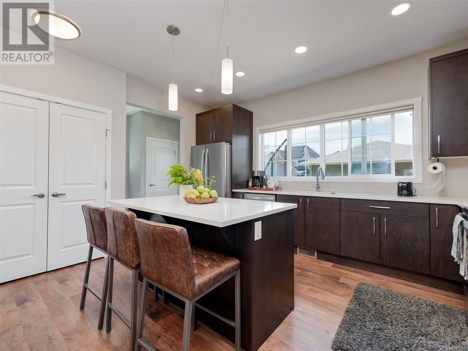 Property at 3380 Curlew St image 5