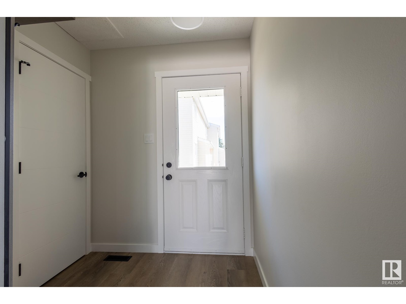 Property at 11510 139 AV NW image 2