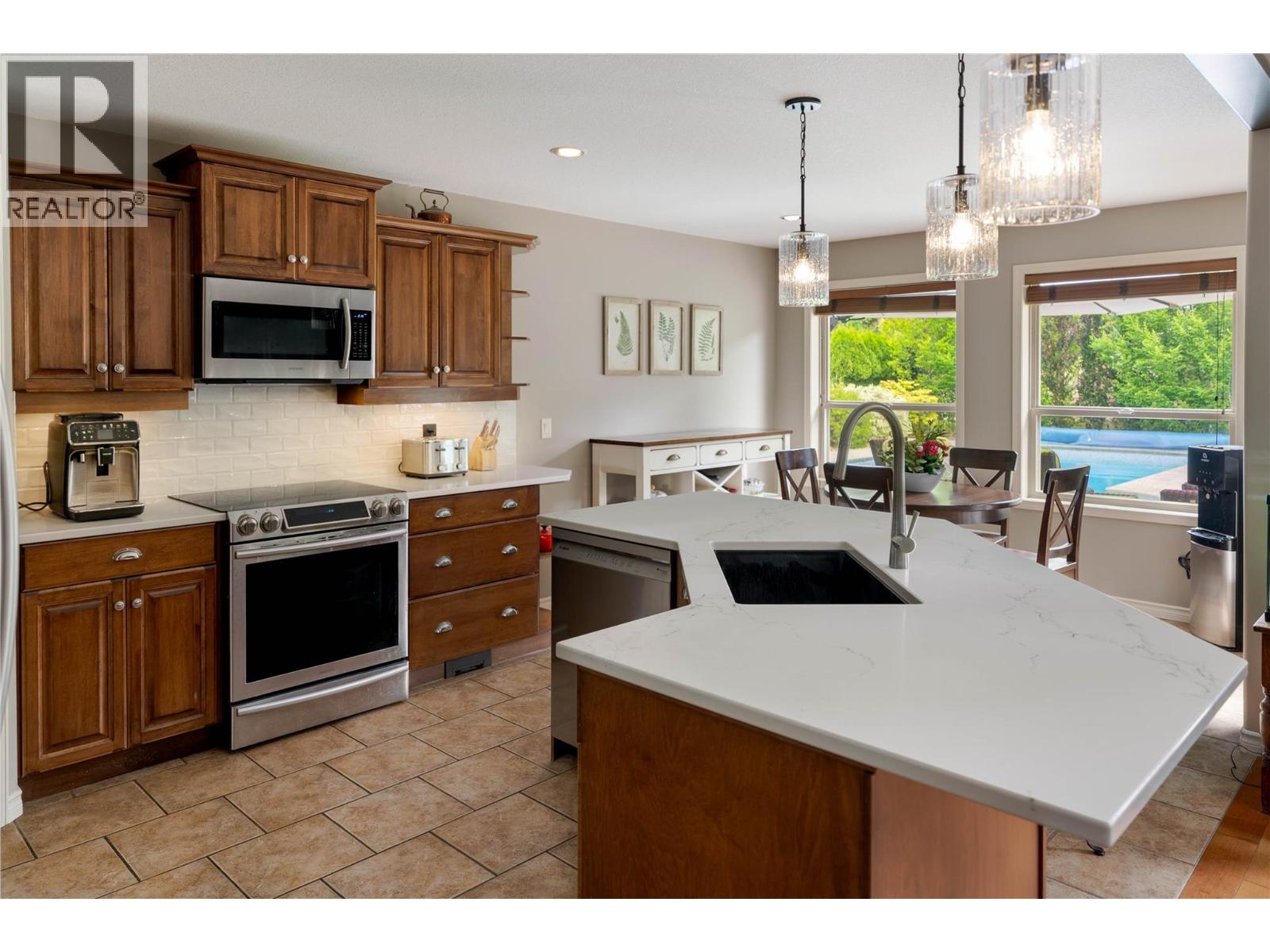 2464 Selkirk Drive, Kelowna, British Columbia  V1V 2R7 - Photo 9 - 10353721