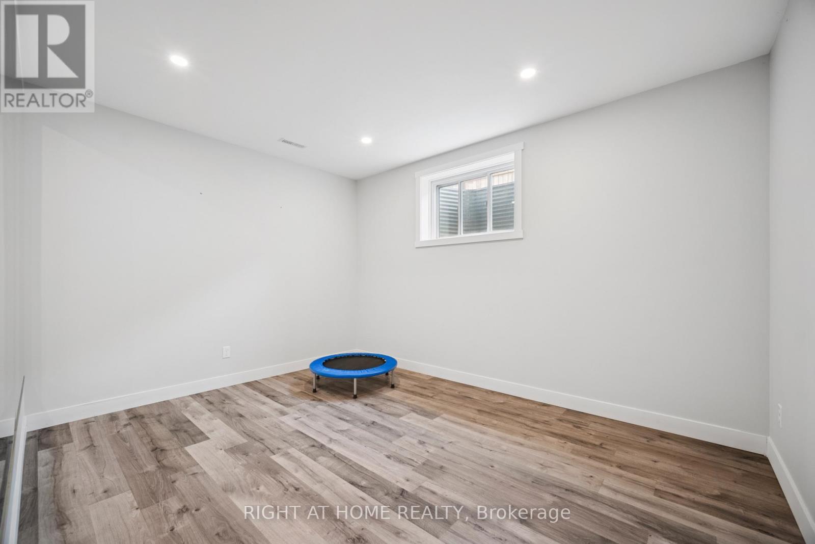24 Oakmont Street, St. Thomas, Ontario  N5R 0G3 - Photo 33 - X12271085