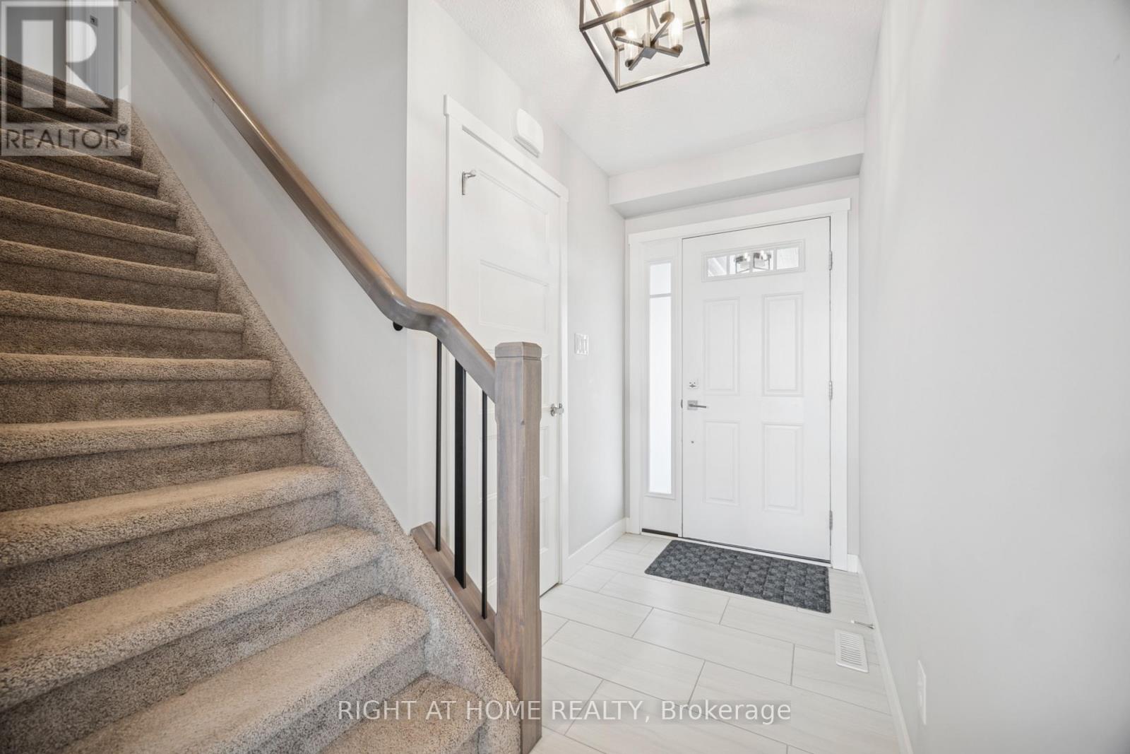 24 Oakmont Street, St. Thomas, Ontario  N5R 0G3 - Photo 5 - X12271085