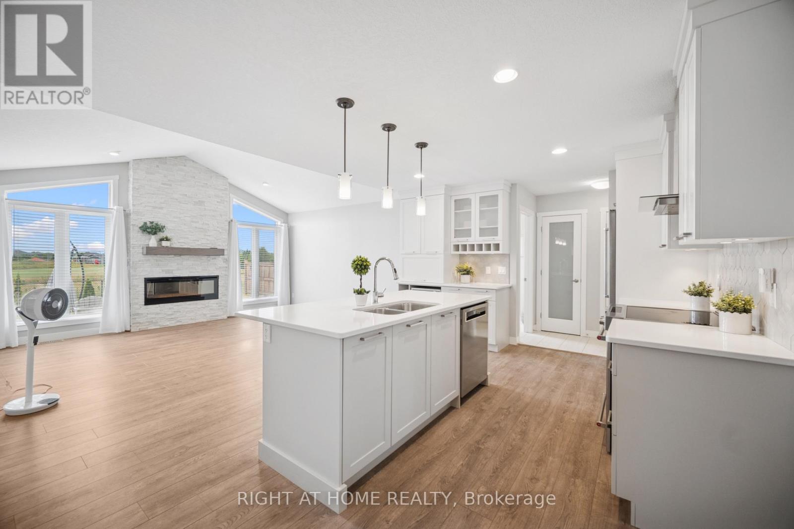 24 Oakmont Street, St. Thomas, Ontario  N5R 0G3 - Photo 7 - X12271085