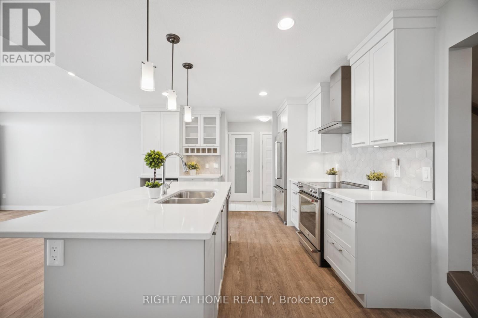 24 Oakmont Street, St. Thomas, Ontario  N5R 0G3 - Photo 8 - X12271085