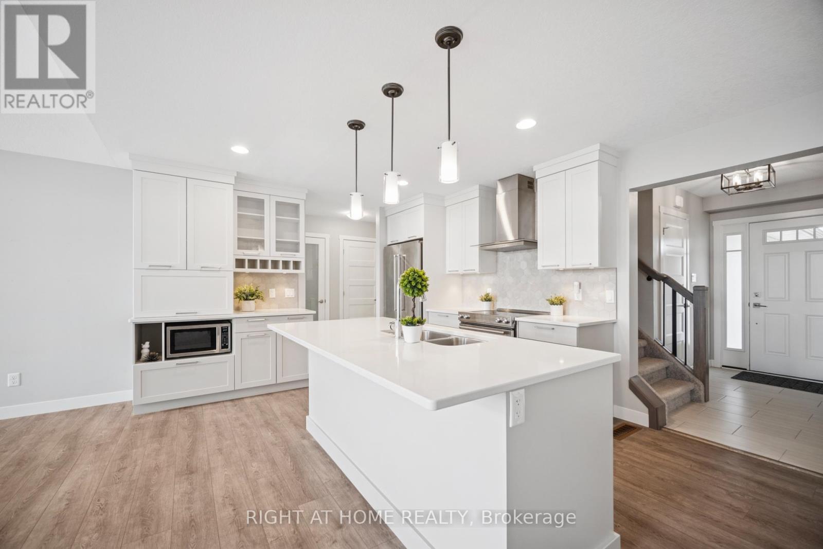 24 Oakmont Street, St. Thomas, Ontario  N5R 0G3 - Photo 9 - X12271085