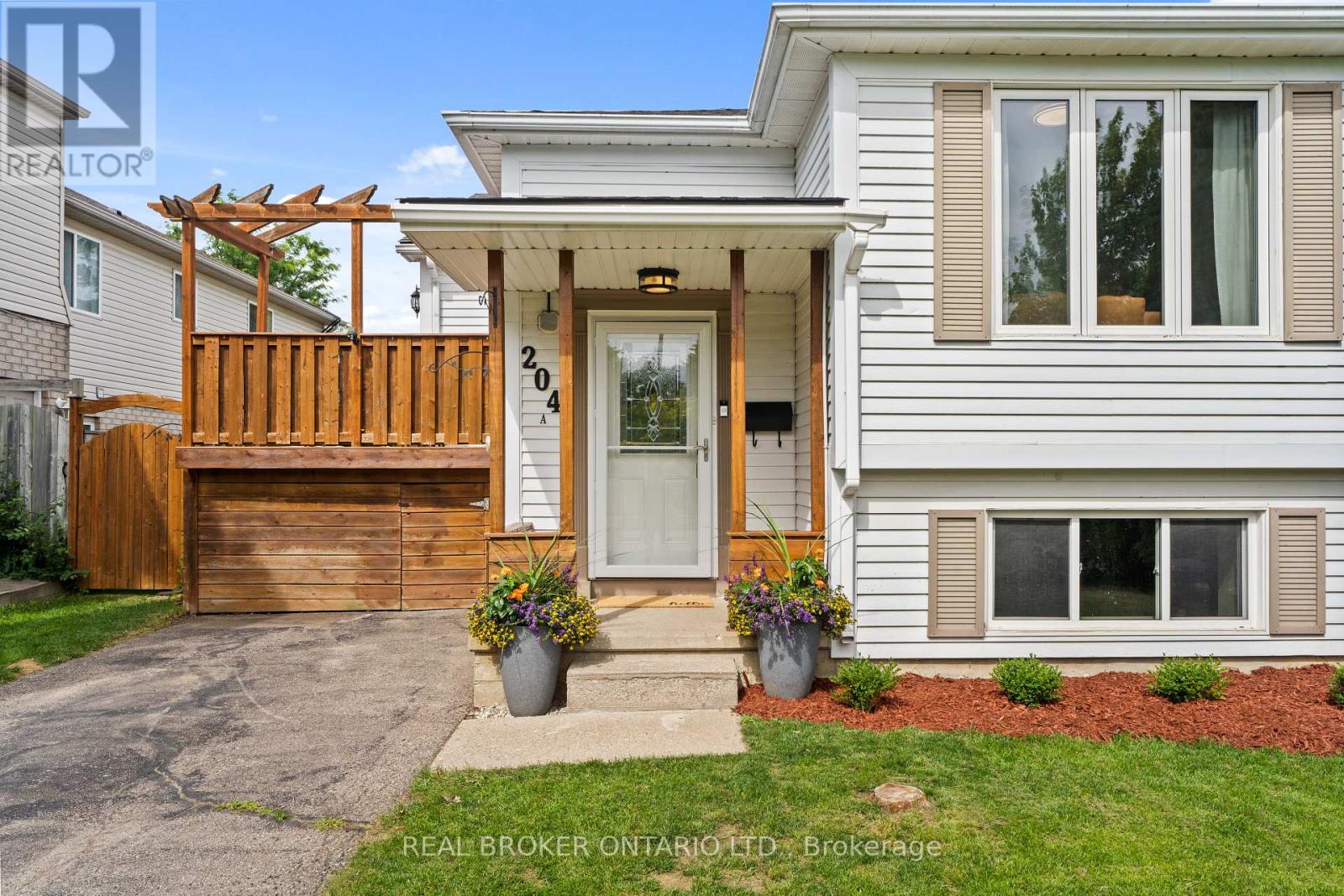Property at 204A SPRINGFIELD CRESCENT image 1