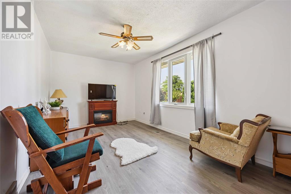 Property at 106 Hastings CRESCENT image 4