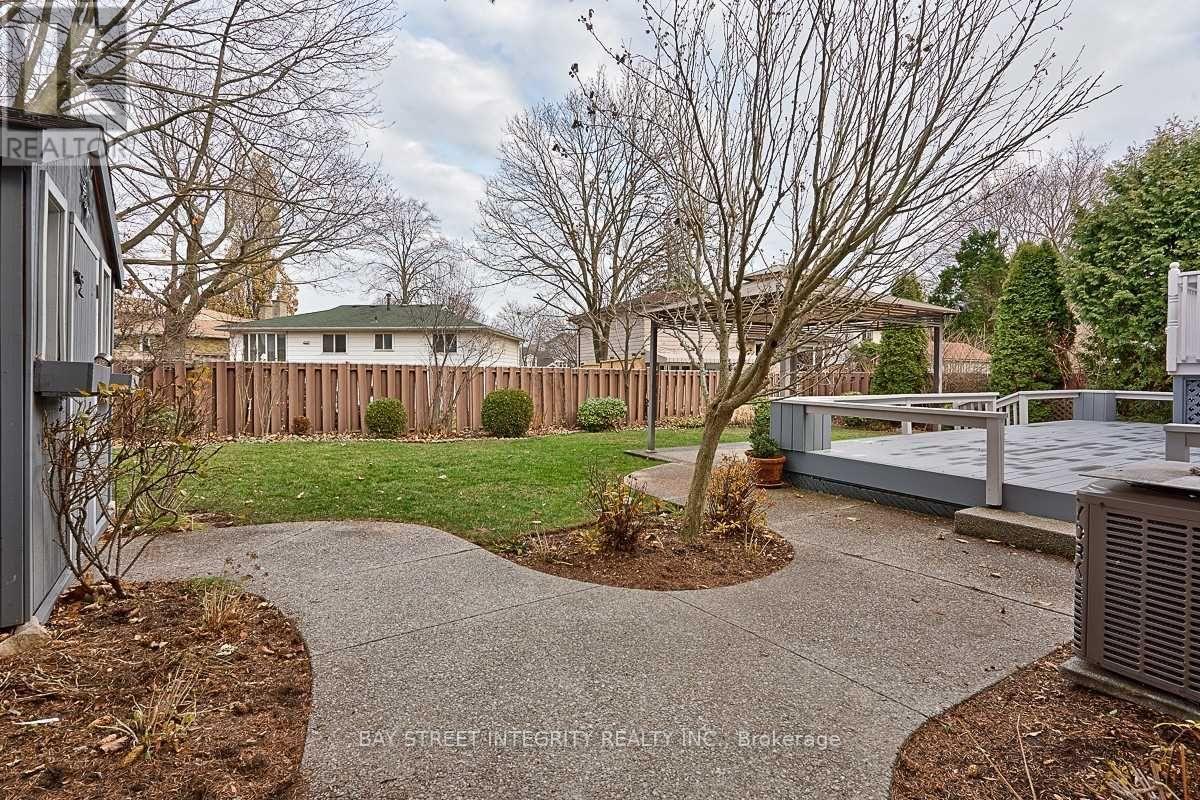 1261 Richards Crescent, Oakville, Ontario  L6H 1R5 - Photo 18 - W12256886