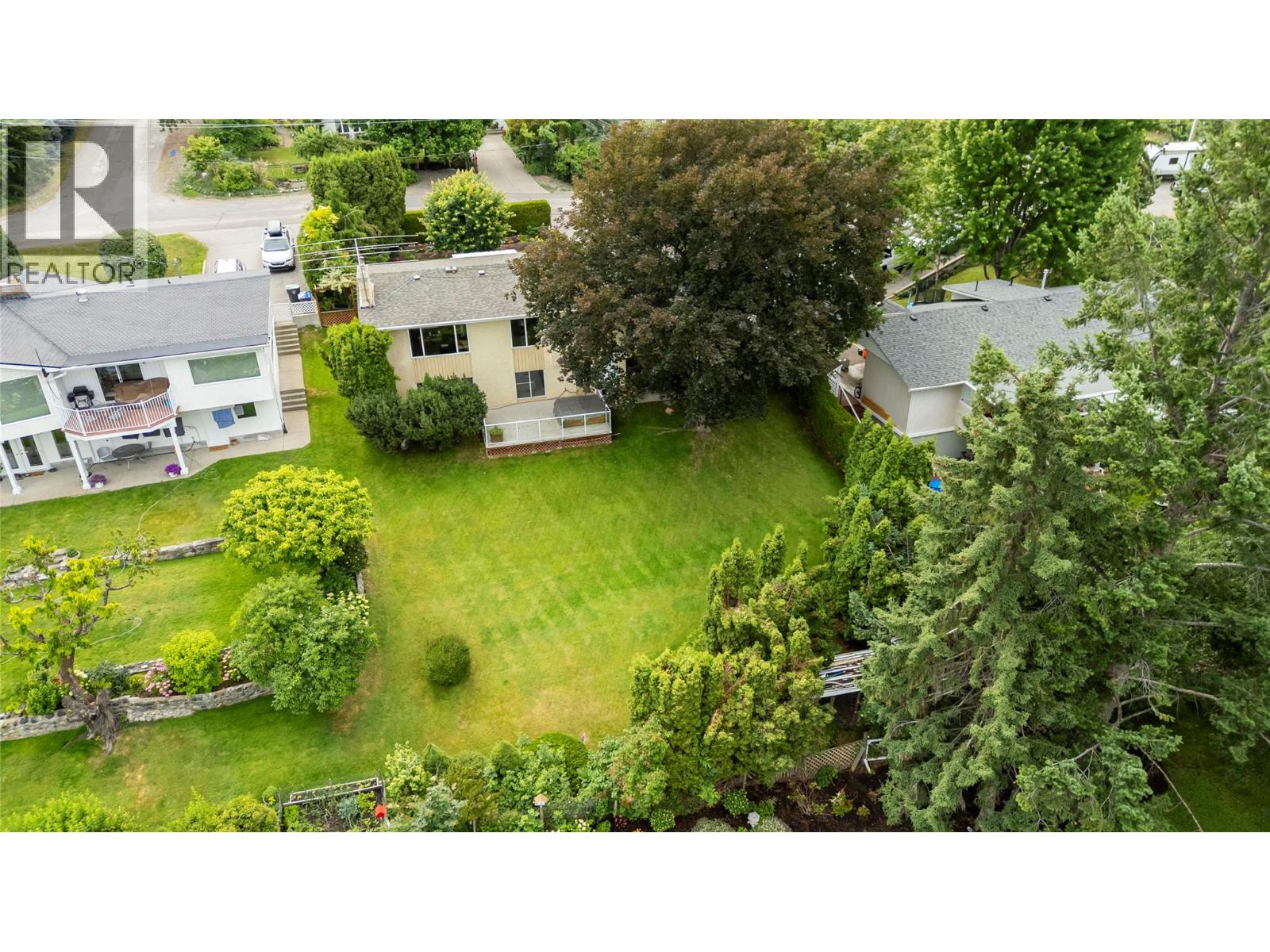 2300 Charleswood Drive, Kelowna, British Columbia