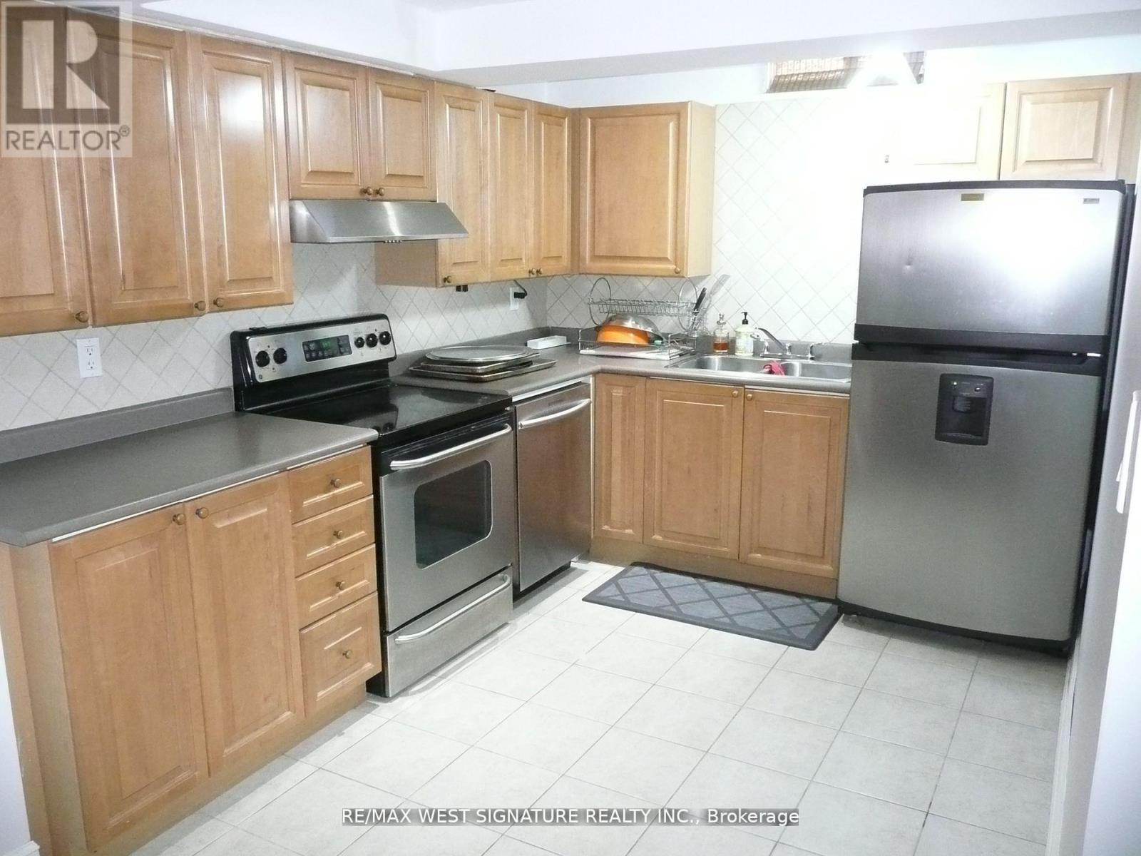 70 Robertson Close, Vaughan, Ontario  L6A 2G7 - Photo 2 - N12270945