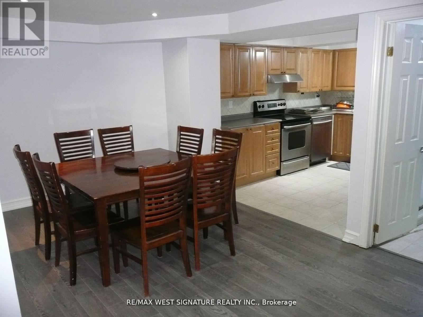 70 Robertson Close, Vaughan, Ontario  L6A 2G7 - Photo 4 - N12270945