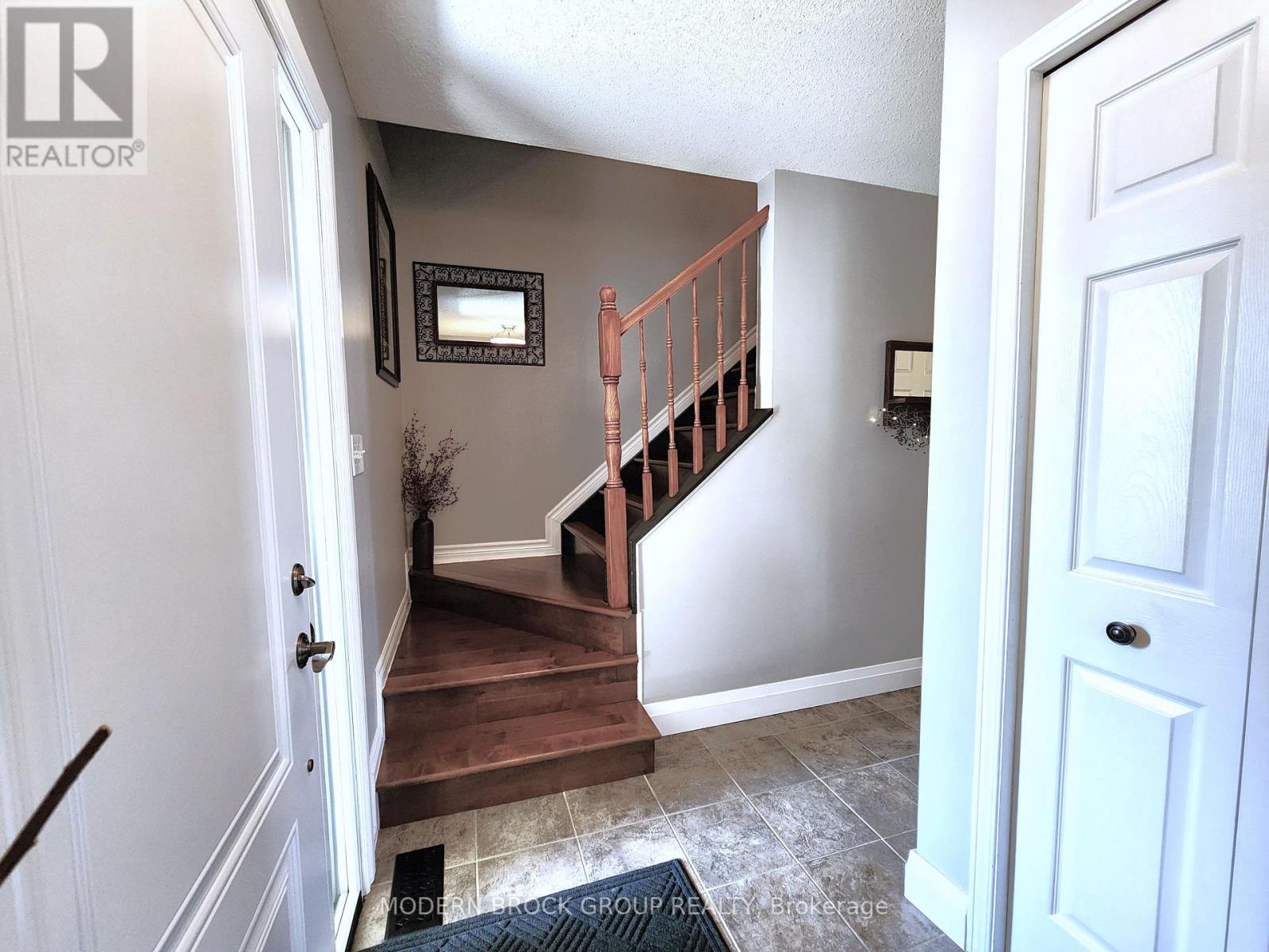 Property at 408 PEARL STREET W image 4