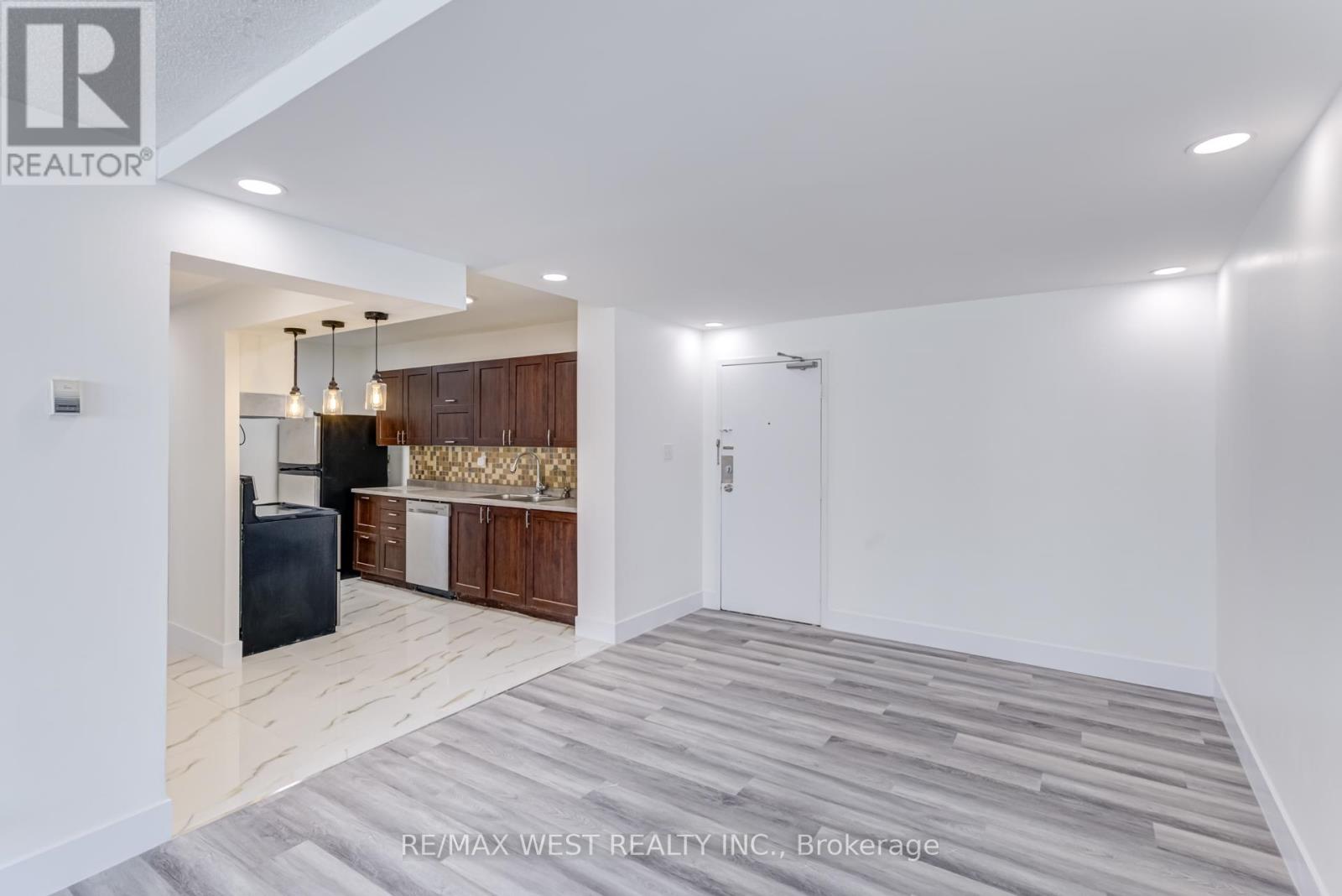 1013 - 390 Dixon Road, Toronto (Kingsview Village-The Westway), Ontario  M9R 1T4 - Photo 10 - W12271258