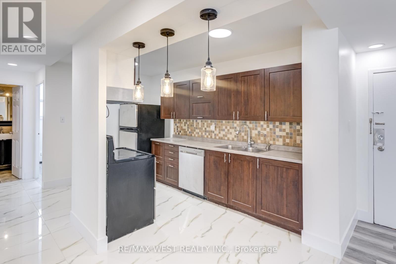 1013 - 390 Dixon Road, Toronto (Kingsview Village-The Westway), Ontario  M9R 1T4 - Photo 13 - W12271258