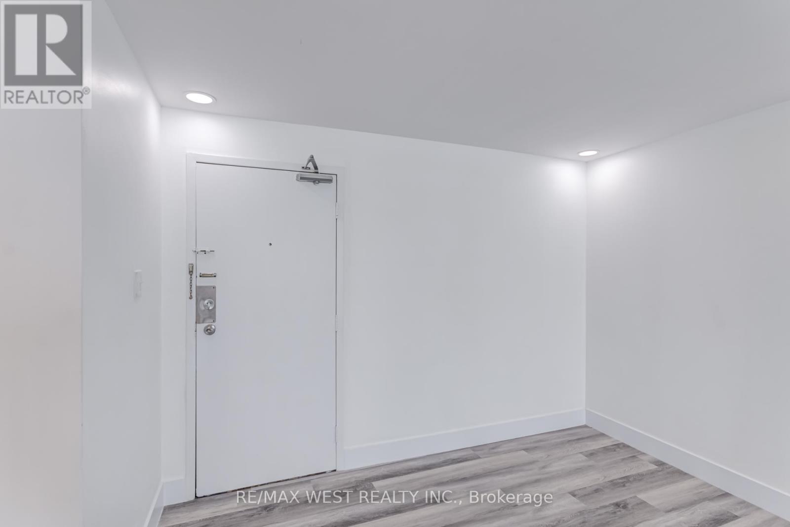 Property at 1013 - 390 DIXON ROAD image 2