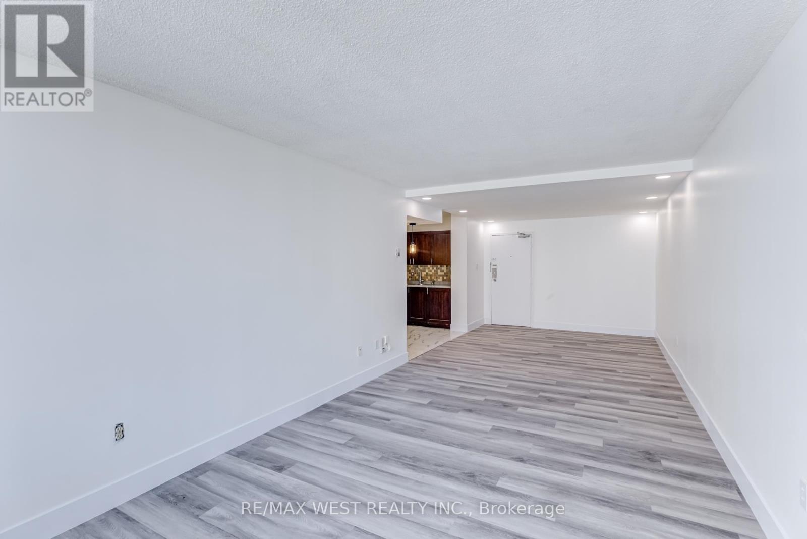 Property at 1013 - 390 DIXON ROAD image 5
