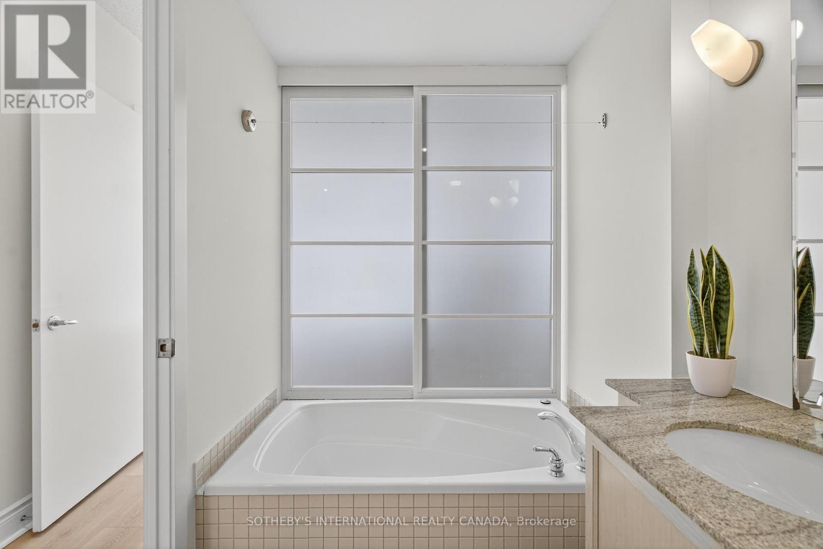 405w - 500 Queens Quay W, Toronto, Ontario  M5V 3K8 - Photo 29 - C12271281