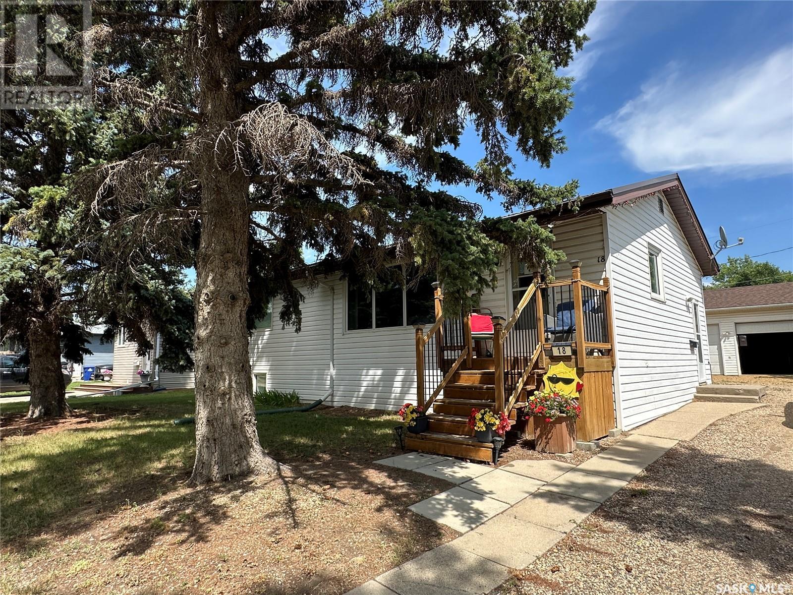 18 9th STREET, weyburn, Saskatchewan