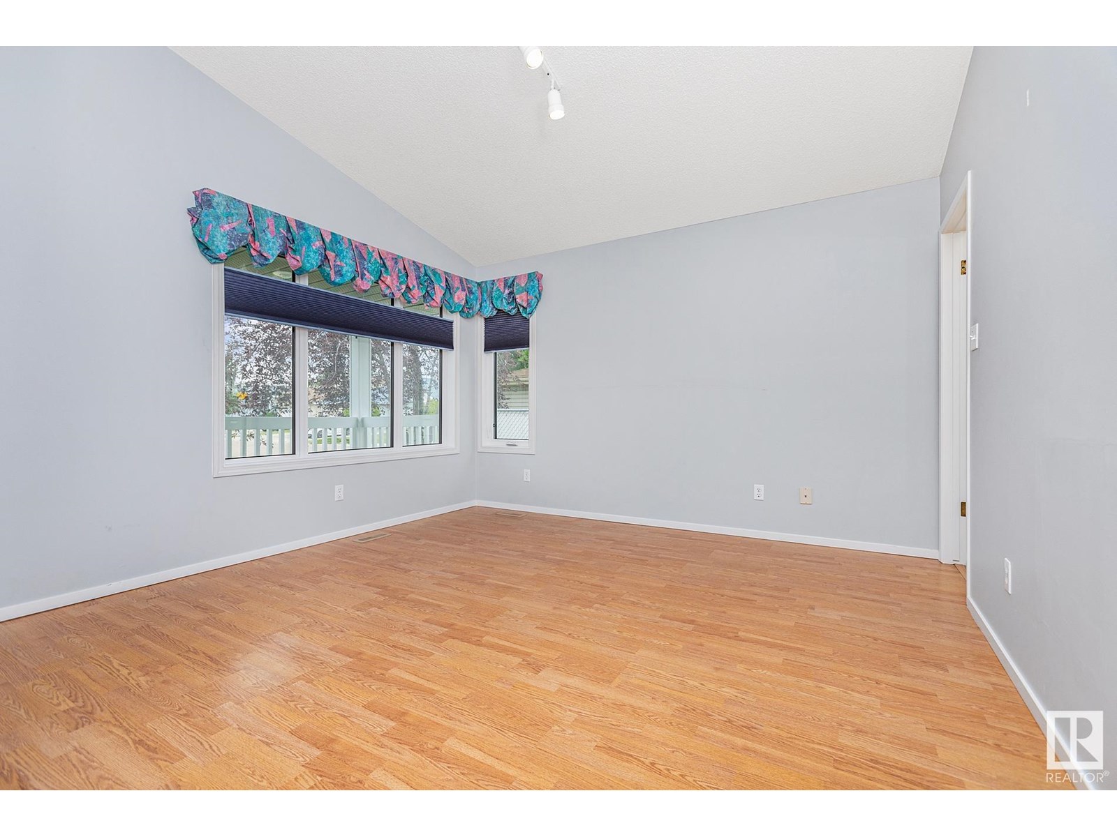 Property at 13145 137 ST NW image 3