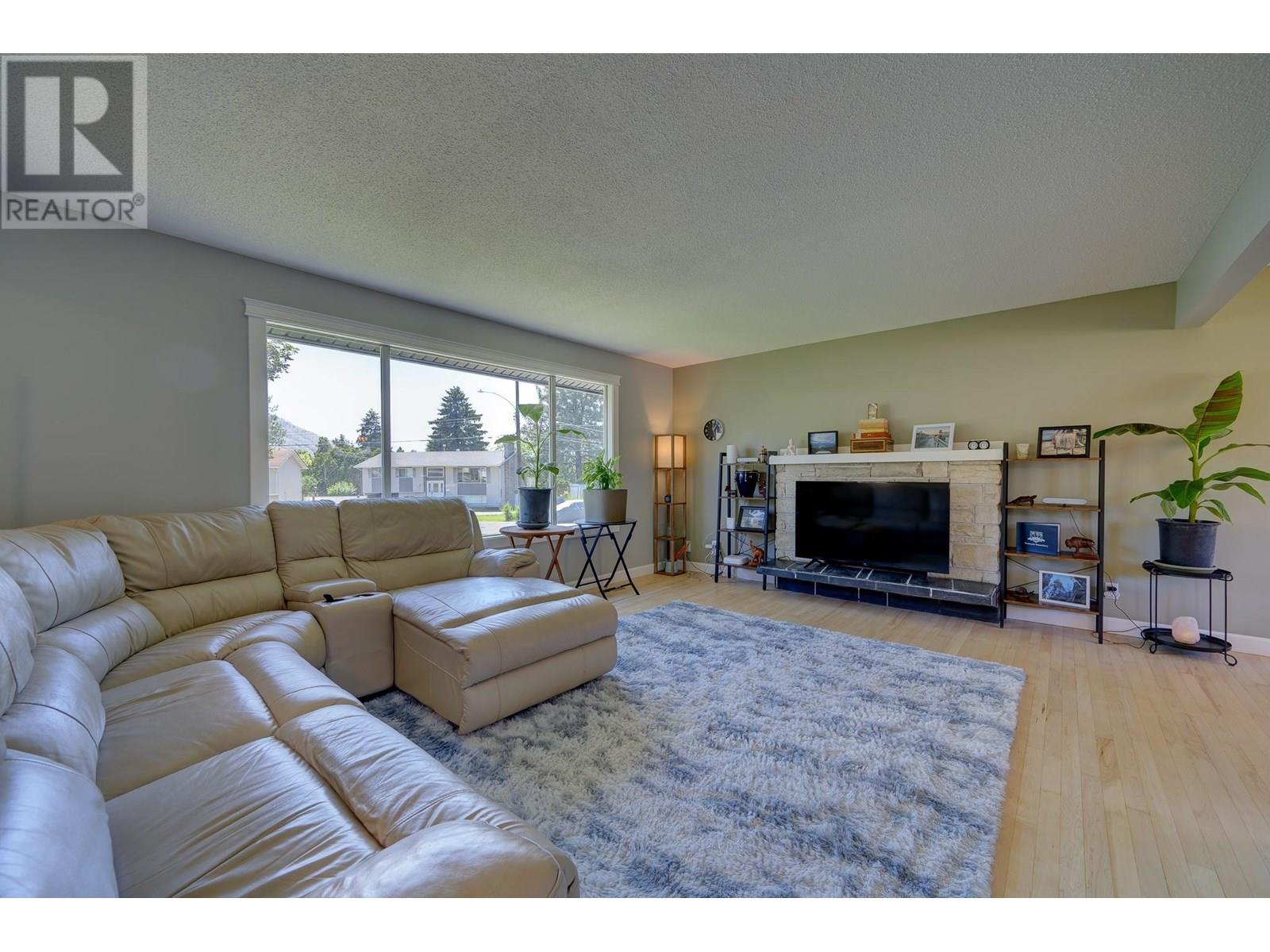 Property at 870 SUMAC Place image 3