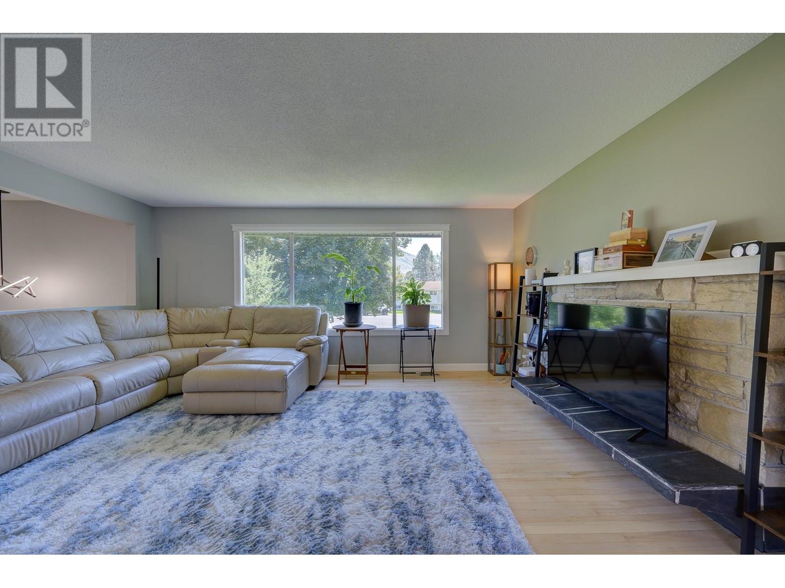 Property at 870 SUMAC Place image 4