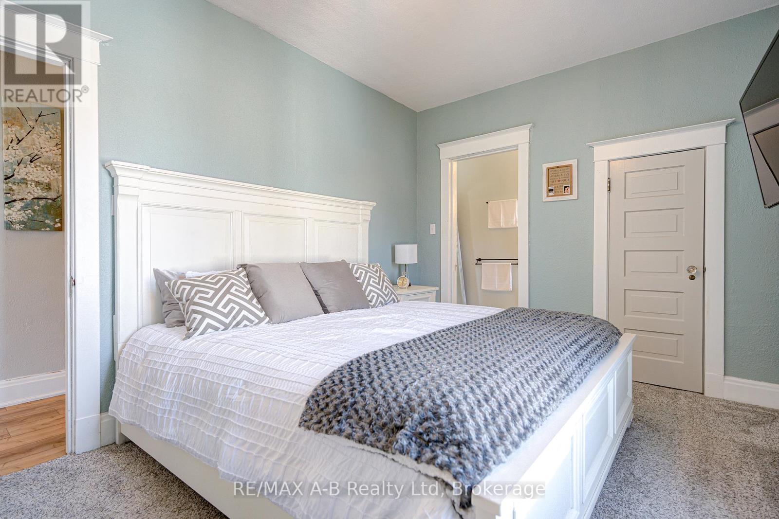 2 Loveys Street E, East Zorra-Tavistock, Ontario  N0J 1L0 - Photo 32 - X12271486
