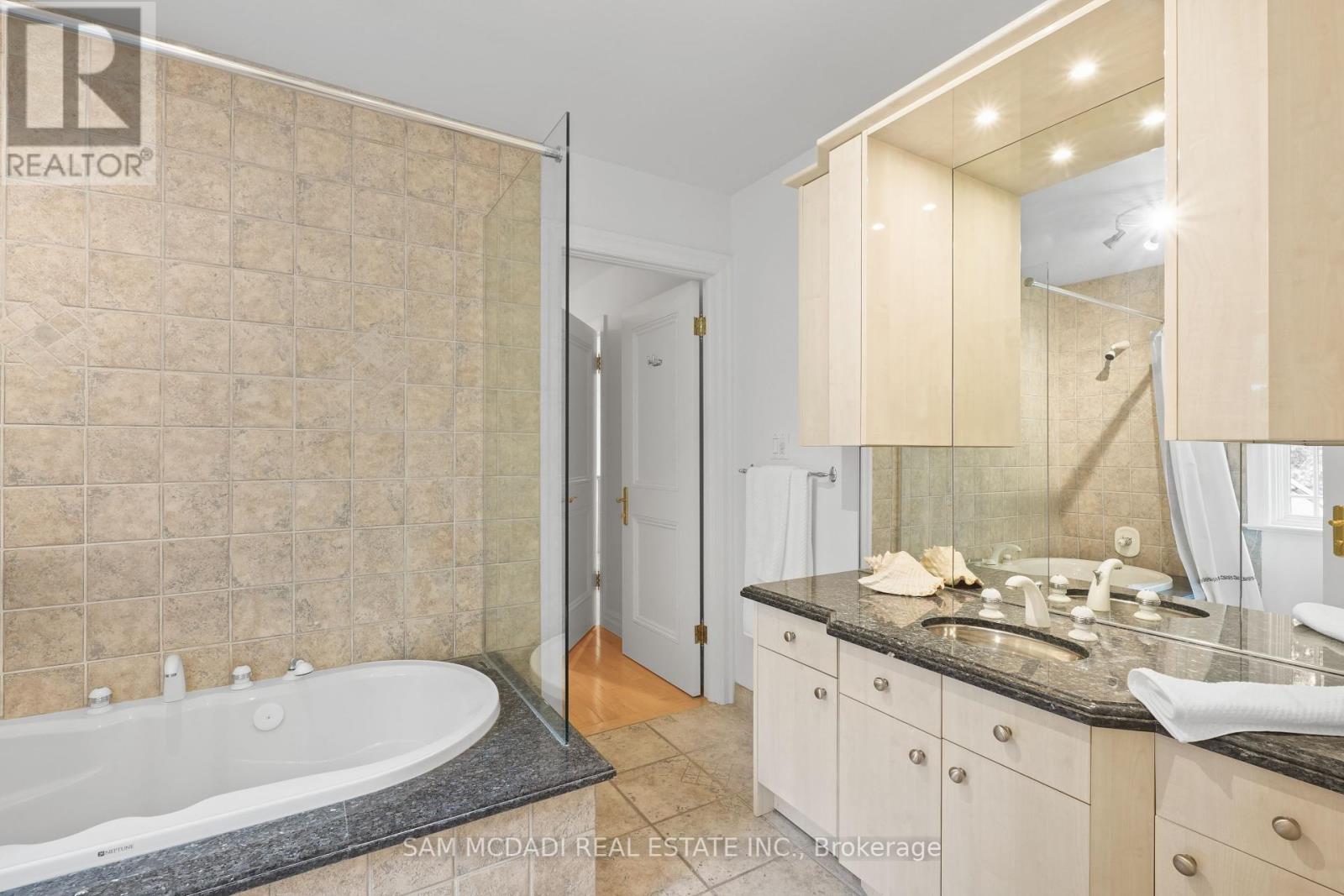 1382 Aldo Drive, Mississauga, Ontario  L5H 3E9 - Photo 31 - W12271529