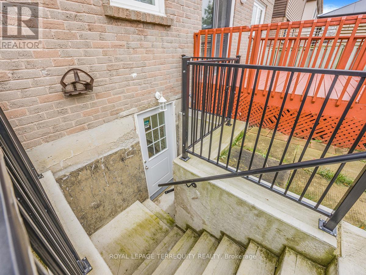 18 Charlton Crescent, Ajax, Ontario  L1S 4B8 - Photo 5 - E12271687