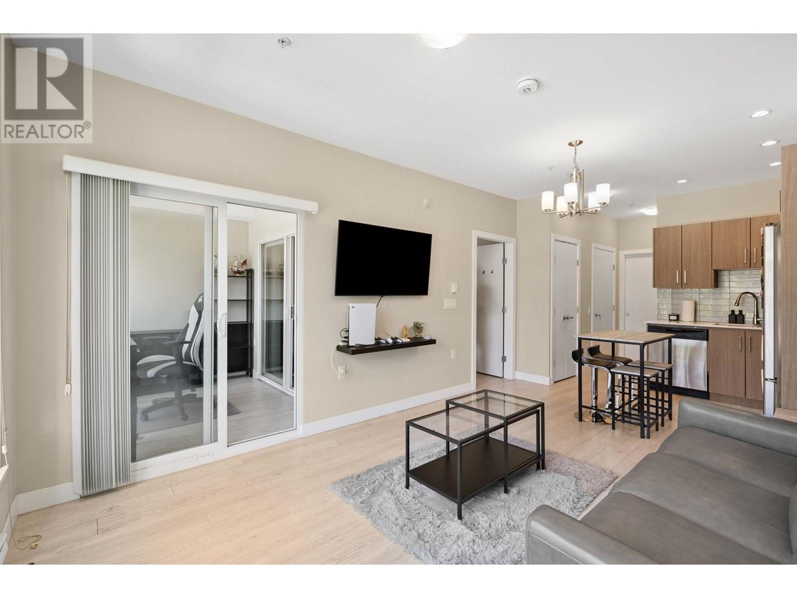 218 1838 Renfrew Street, Vancouver, British Columbia V5M 3H9 - Photo 1 - R3024617