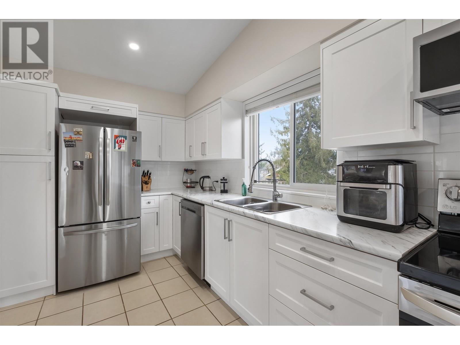 12042 York Street, Maple Ridge, British Columbia  V2X 5R9 - Photo 6 - R3024599