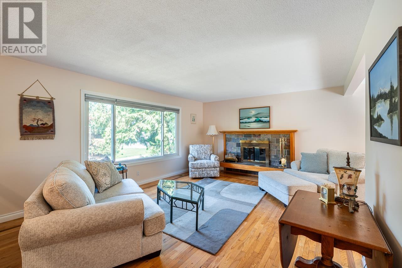 Property at 2283 PARK CRESCENT image 3